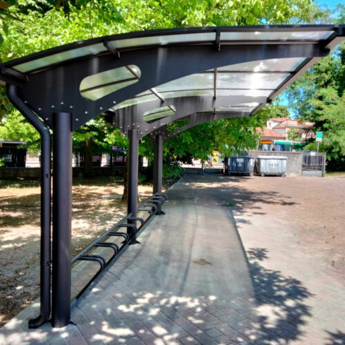 Fietsoverkapping Laura 58 Of u nu een overdekte fietsenstalling zoekt voor een school, kantoor, station of winkelcentrum, de Fietsoverkapping Laura past zich moeiteloos aan uw wensen aan.