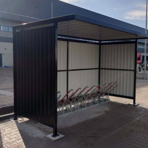 Fietsoverkapping Leipzig – Budgetvriendelijk & Schakelbaar 77 Bent u op zoek naar een duurzaam fietsenhok of een degelijke fietsoverkapping kopen voor school, bedrijf of sportpark, dan biedt de Leipzig-serie een perfecte oplossing