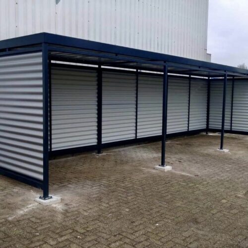 Fietsoverkapping Manheim - Modern en Maatwerk 56 Fietsoverkapping Manheim 9 meter bij bedrijf met golfplaat wanden RAL 9006