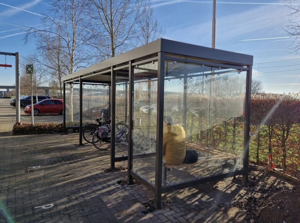 Rookoverkapping en fietsoverkapping Manheim 10 x 2 meter geplaatst in RAL 7016 1 Fietsoverkapping met glazen wanden en rokersgedeelte