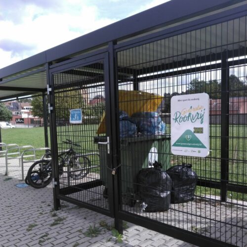 Fietsoverkapping Manheim - Modern en Maatwerk 75 Fietsoverkapping met afvalcontainers en fietsen.