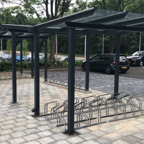 Fietsoverkapping Model City 40 Leverbaar vanaf 3 meter lengte en uitbreidbaar met aanbouwdelen, is de City fietsoverkapping eenvoudig schaalbaar voor kleine en grote fietsparkeeroplossingen. Ook voor de fietsenrekken is SKWShop het juiste adres, een zeer ruim assortiment!