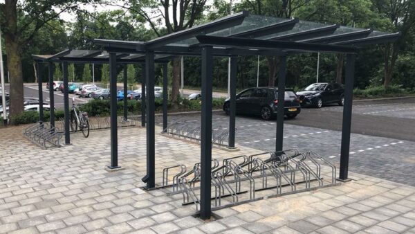 Leverbaar vanaf 3 meter lengte en uitbreidbaar met aanbouwdelen, is de City fietsoverkapping eenvoudig schaalbaar voor kleine en grote fietsparkeeroplossingen. Ook voor de fietsenrekken is SKWShop het juiste adres,  een zeer ruim assortiment!