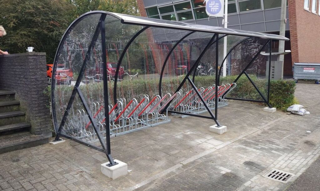 Hoe beveilig je een fietsenstalling tegen diefstal? 4 Fietsoverkapping met fietsenrekken.