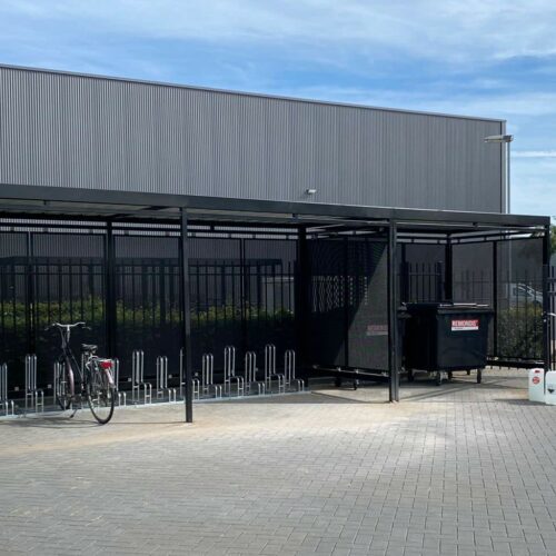 Fietsoverkapping Hagen – Luxe Design & Maatwerk 67 Een fraaie combinatie van fietsoverkapping en containeropslag. De fietsoverkapping Hagen is leverbaar in open uitvoering of als volledig gesloten fietsenberging, waardoor deze geschikt is voor zowel openbare plekken als particuliere terreinen.