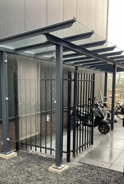 De City fietsoverkapping is standaard uitgevoerd met een dak van gelamineerd veiligheidsglas, wat zorgt voor een luxe en moderne uitstraling.