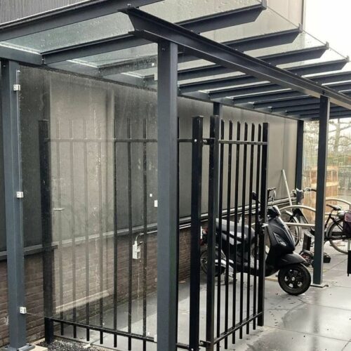 Fietsoverkapping Model City 49 De City fietsoverkapping is standaard uitgevoerd met een dak van gelamineerd veiligheidsglas, wat zorgt voor een luxe en moderne uitstraling.