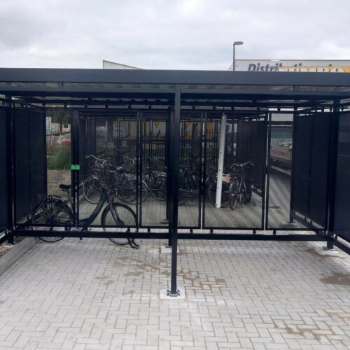Fietsoverkapping Hagen – Luxe Design & Maatwerk 99 Deze 2 fietsoverkappingen staan in Woerden. Dankzij hoogwaardige materialen zoals verzinkte en gecoate Perfoplaten garandeert de fietsoverkapping Hagen niet alleen een stijlvolle uitstraling, maar ook langdurige bescherming tegen wind en regen.