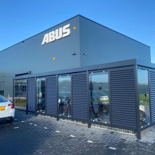 Fietsoverkapping Manheim ABUS met verlengde staanders en staal-glas wanden