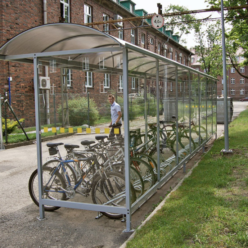 Fietsoverkapping Ticino - Open en Transparant 16 Met de Ticino fietsoverkapping kiest u voor een architectonisch verantwoorde en transparante oplossing die niet alleen uw fietsen veilig en droog houdt, maar ook een verfijnd visueel accent aan uw tuin, parkeerterrein of entree geeft.