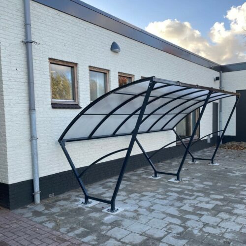 Fietsoverkapping Velo - Compact en Voordelig 25 Stavenisse, zwart gecoat. Minimalisme op zijn mooist. De Velo fietsenstalling is niet alleen functioneel, maar ook een esthetische meerwaarde voor uw buitenomgeving.