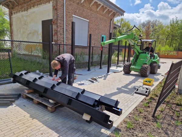 Onze City met een lengte van meer dan 6m fietsoverkappingen worden vakkundig gemonteerd door ons montageteam.