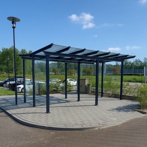 Fietsoverkapping Model City 30 Deze staat in Hoofddorp. Onze fietsoverkapping City met een lengte van 6 meter in de tweezijdige uitvoering.