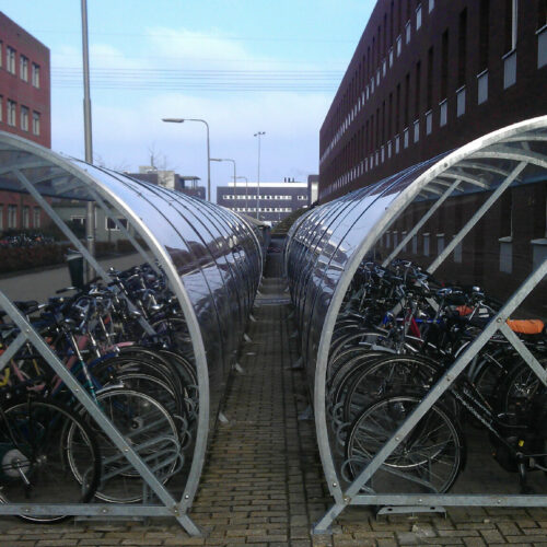 Fietsoverkapping BF1000 – Halfrond & Transparant 168 Fietsen onder een fietsoverkapping geparkeerd. Model BF1000