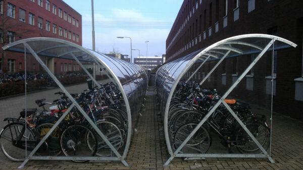 Fietsen onder een fietsoverkapping geparkeerd. Model BF1000