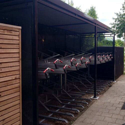 Fietsoverkapping Hagen – Luxe Design & Maatwerk 87 Bijna al onze fietsoverkappingen kunnen extra hoog uitgevoerd worden zodat deze voorzien kunnen worden van tweelaags fietsenrekken.