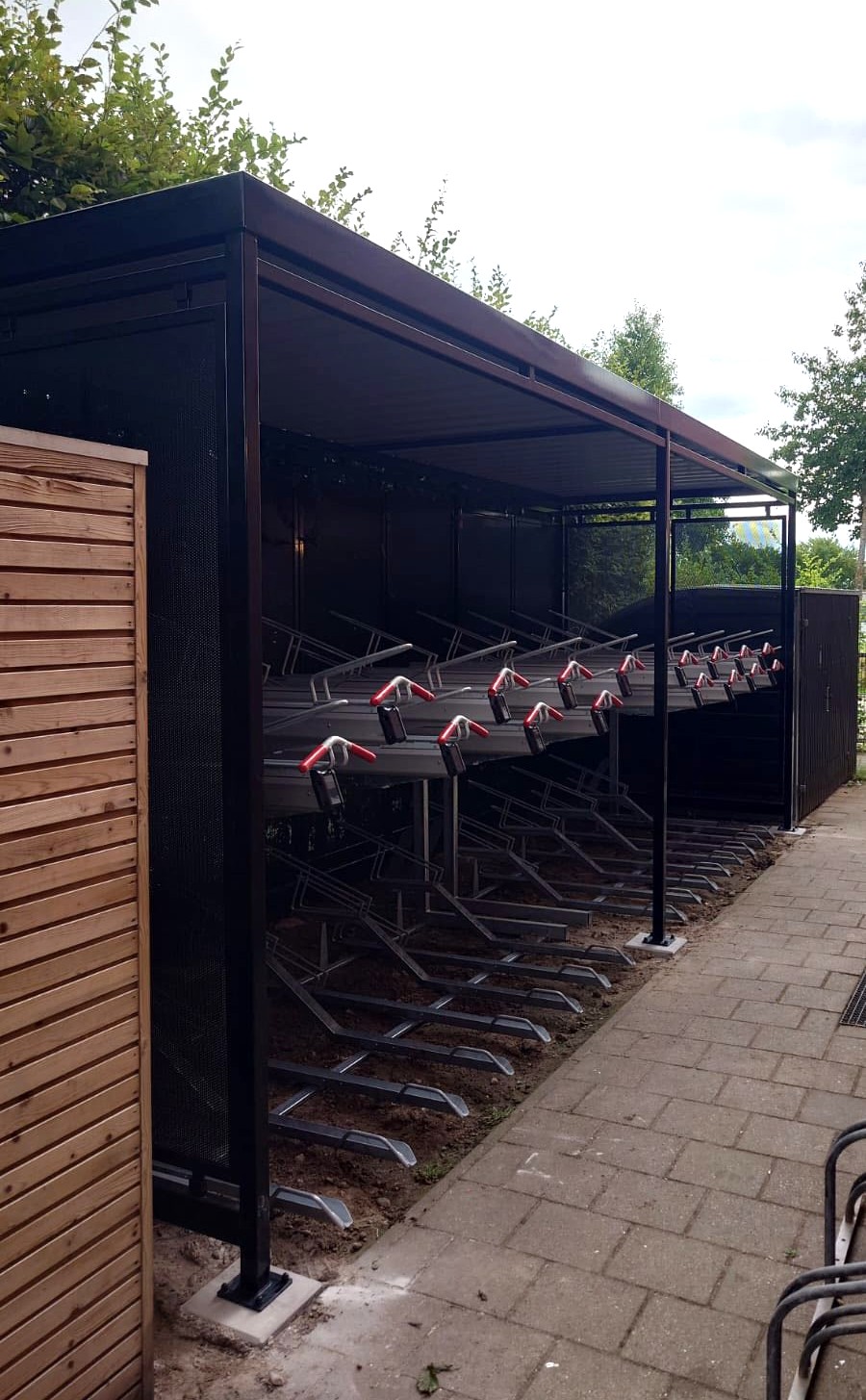 Fietsoverkapping Hagen – Luxe Design & Maatwerk 26 Bijna al onze fietsoverkappingen kunnen extra hoog uitgevoerd worden zodat deze voorzien kunnen worden van tweelaags fietsenrekken.