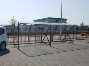 Onze topaanbieding! Overdekte fietsenstalling boogmodel BF1000. Fietsoverkapping BF1000, net gemonteerd. Deze is gecoat in diepzwart. Lengte 6 meter en staat in Geldermalsen.