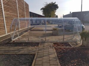Onze BF1000 fietsoverkappingen, een aanwinst voor uw buiten. Afgebeeld de verzinkte uitvoering.