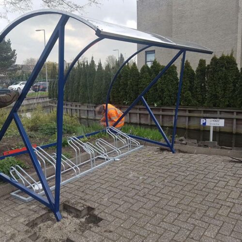 Rookoverkapping - rookabri BF1000 119 Fietsoverkapping model BF1000..Onze jongens op montage. Betonpoeren ingraven en vastzetten.
