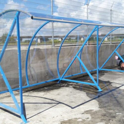Rookoverkapping - rookabri BF1000 87 Hier als fietsoverkapping met een lengte van 6 meter. Afgewerkt met een frisse blauwe poedercoating.