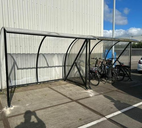 Fietsoverkapping BF1000 – Halfrond & Transparant 243 Fietsoverkappingen voor ca 7 fietsen.