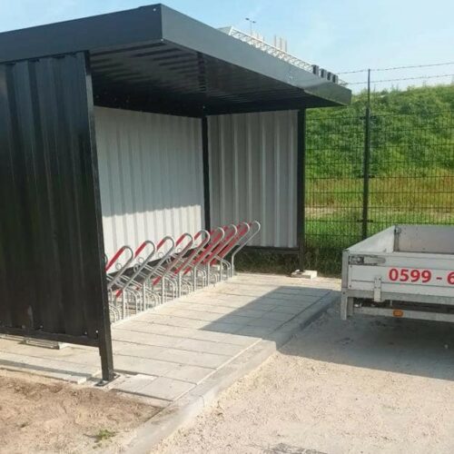 Fietsoverkapping Leipzig – Budgetvriendelijk & Schakelbaar 66 Onze fietsoverkapping Leipzig lengte 4.3m uitgevoerd met zwarte wandpanelen. Standaard wordt deze fietsoverkapping in ral 9002 uitgevoerd, maar tegen meerprijs hebben we diverse andere mogelijkheden.