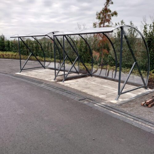 Fietsoverkapping BF1000 – Halfrond & Transparant 148 Fietsoverkapping BF1000, de top aanbieding van SKWshop, snelle levering, inclusief montage. Deze 2 staan in Beek en Donk.