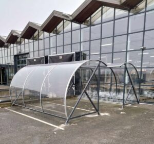 Twee transparante rijwieloverkappingen tegenover elkaar