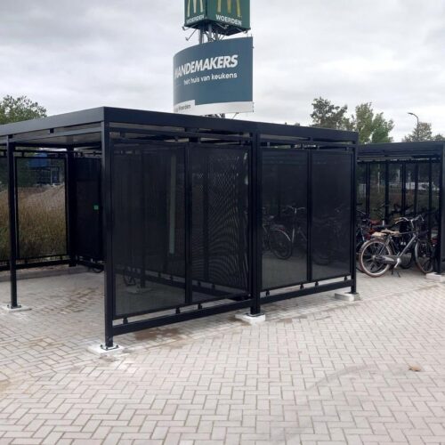 Fietsoverkapping Hagen – Luxe Design & Maatwerk 98 De fietsoverkapping Hagen is een echte blikvanger die zowel elegantie als degelijkheid biedt, waardoor het een waardevolle toevoeging is aan scholen, bedrijven, openbare ruimtes en particuliere terreinen.