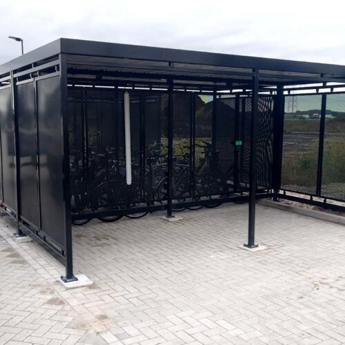 Fietsoverkapping Hagen – Luxe Design & Maatwerk 100 Deze dubbelzijdige fietsoverkapping model Hagen is standaard voorzien van voetplaten en staanders voor montage op het maaiveld, maar kan ook met verlengde staanders geleverd worden voor plaatsing onder het maaiveld.