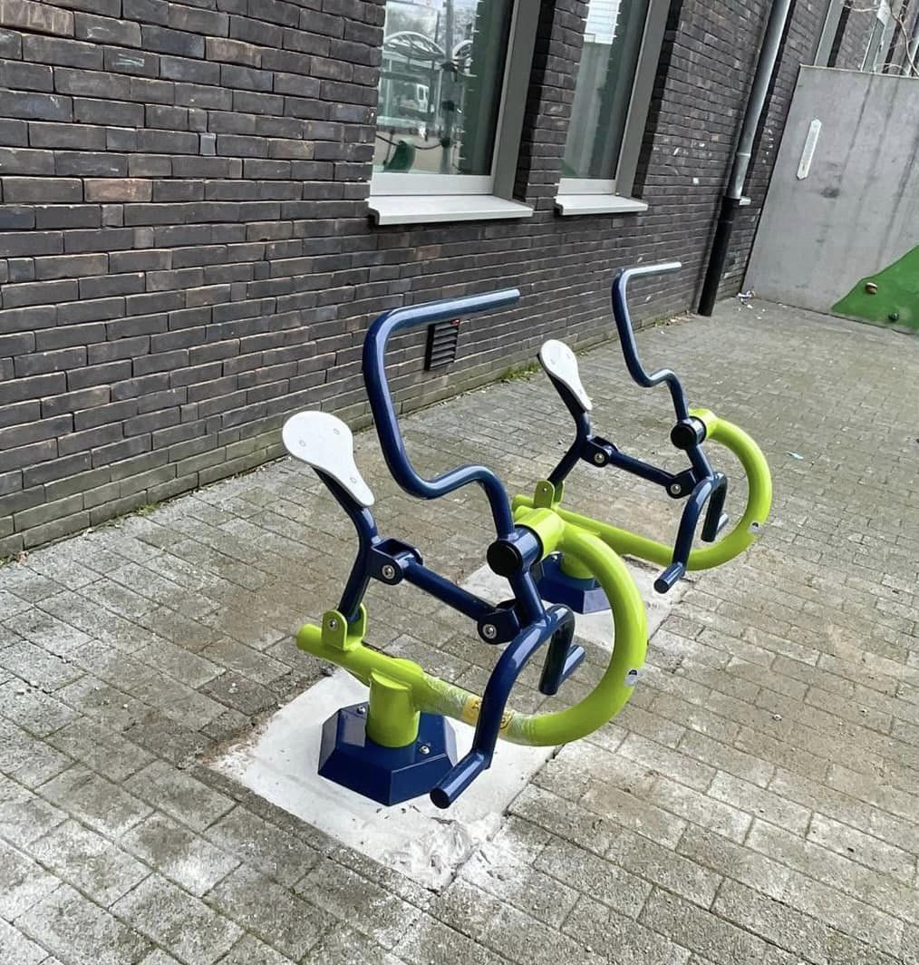 kinderfitnesstoestel De Rider 3 Naast de afgebeelde kleurstelling zijn deze fraaie fitnesstoestellen voor kinderen ook in diverse andere ral kleurcombinaties leverbaar.