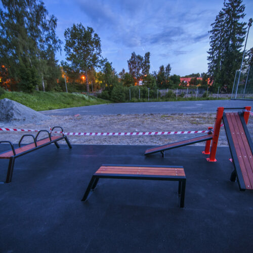 Buitenfitness Sit up banken 12 Buitenfitnesstoestel sit-up bench in de dubbele uitvoering. Hier p een net nieuw aangelegd outdoor fitness mini-park