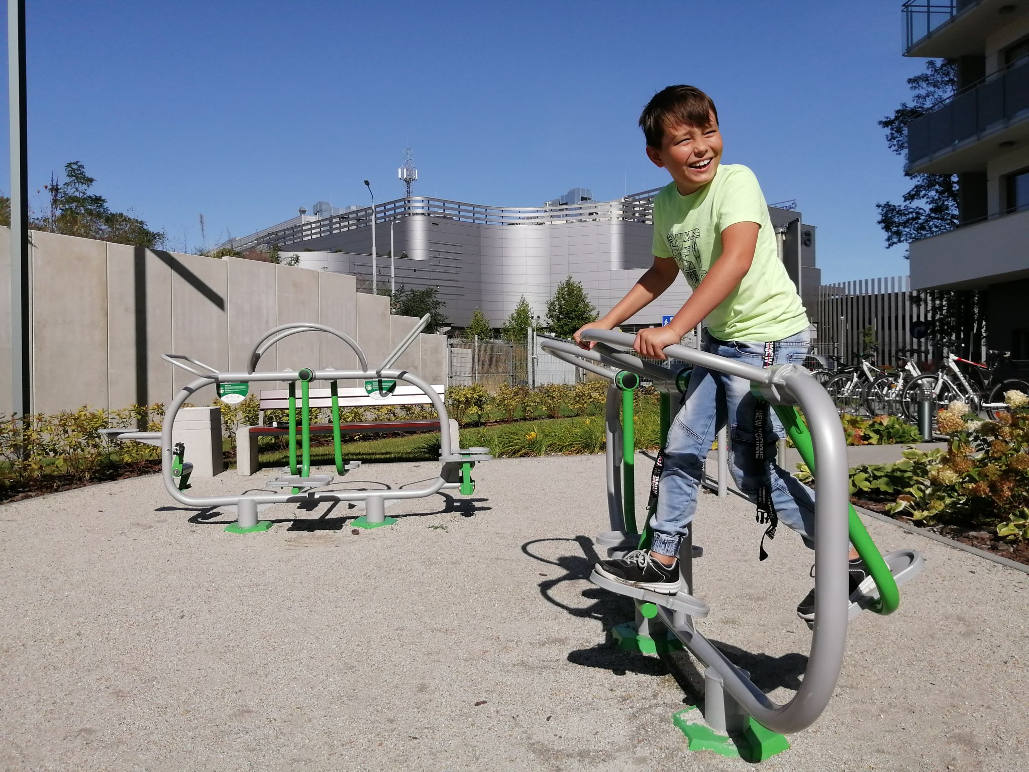 Kinderfitness de Dubbele Airwalker 7 Dit sportieve toestel voor kinderen maakt onderdeel uit van een gezonde leefstijl op schoolpleinen en recreatiegebieden.