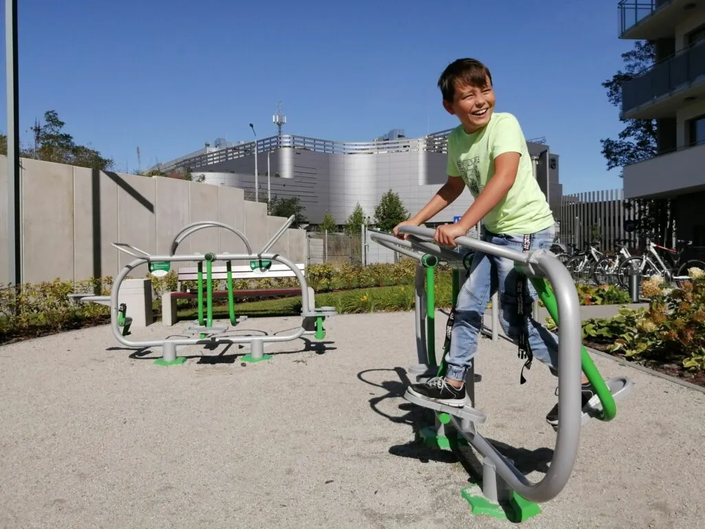 Inclusief beweegpark inrichten: buitenfitness en kinderfitness combineren 1 Dit buiten fitnesstoestel voor kinderen maakt het mogelijk om met vier kinderen tegelijk te sporten en samen te bewegen.