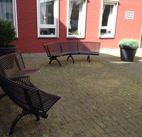 Parkbank Rest gebogen 45 Prachtig design straatmeubilair. Design parkbank model Rest.