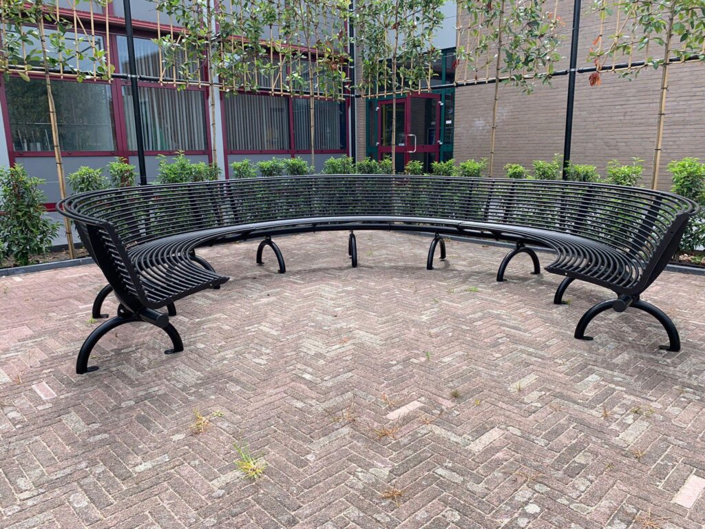 Brandveilige bankjes en parkbanken bij woongebouwen: wat zegt het Bbl? 10 Design parkbanken op zijn mooist. Parkbank Rest gebogen. onbeperkt schakelbaar. Deze staan in Hegelsom.