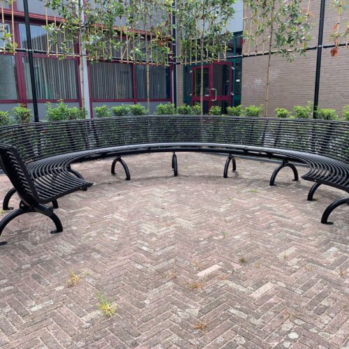 Parkbank Rest gebogen 81 Design parkbanken op zijn mooist. Parkbank Rest gebogen. onbeperkt schakelbaar. Deze staan in Hegelsom.