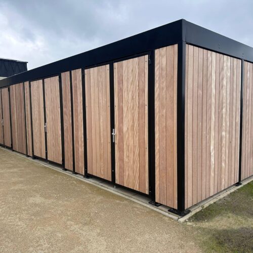 Afsluitbare fietsenberging met houten wandafwerking