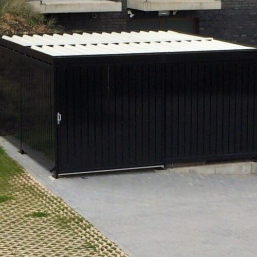 Afsluitbare fietsenstalling Center 24 Overkapping model Center, niet alleen zeer duurzaam, maar ook bijzonder fraai om te zien. Of u nu een enkele fiets wilt beschermen of een complete fietsenstalling nodig heeft voor een school, bedrijf of zorginstelling: model Center is modulair, uitbreidbaar en volledig op maat leverbaar.