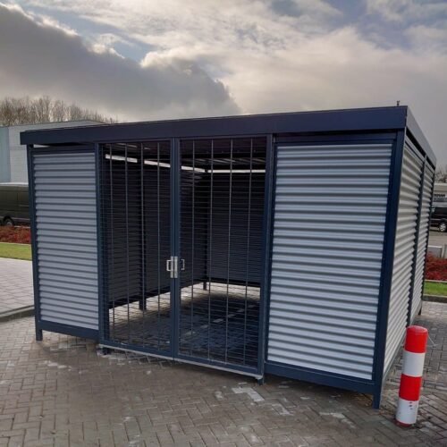 Afsluitbare fietsenstalling Center 18 Naar keuze uitgevoerd met draaideuren of schuifdeuren. Voor de deuren is gekozen voor een staalmatvulling in ral kleur