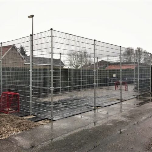 Pannakooi PS100 Basic 98 Afgebeeld de verzinkte uitvoering van deze voordelige pannakooi 5 x 10 meter. Wanden van de pannakooi 3 meter hoog. Voorzien van net-overdekking.