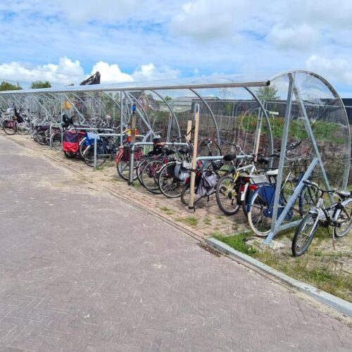 Fietsoverkapping BF1000 – Halfrond & Transparant 216 Onbeperkt schakelbare fietsoverkappingen voor een messcherpe prijs. Afgewerkt met tweezijdig slagvast UV-bestendig polycarbonaat.