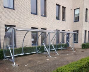 Twee fietsenstallingen bij een gebouw.