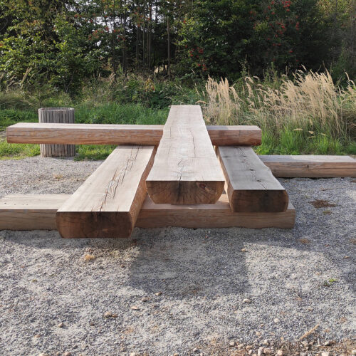 Picknicktafel opgebouwd uit massief eiken balken.. Afmetingen ca 4.5 x 4.5m in bosgebied.