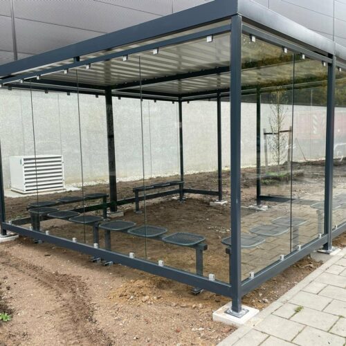 Rookoverkapping Myla 230 Rookruimte model Myla 5x4m. Deze wordt in twee geprefabriceerde delen geleverd, die eenvoudig in het werk geschakeld worden.