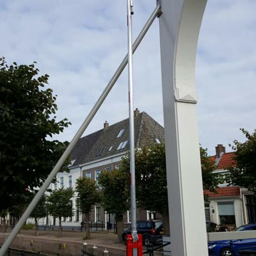 Handbediende Slagboom budget 53 Handbediende slagboom model Budget. Lengte 5.5 meter. Hier als slagboom met pendelsteun.