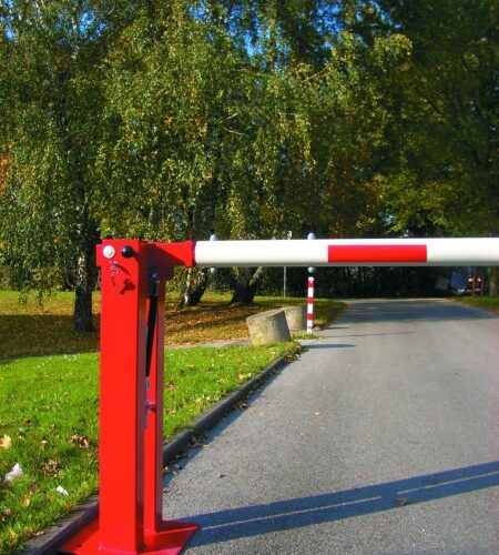 Compact slagbomen 21 De solide gasveer-constructie van deze handbedienbare slagbomen, zorgen voor jarenlang probleemloos gebruik
