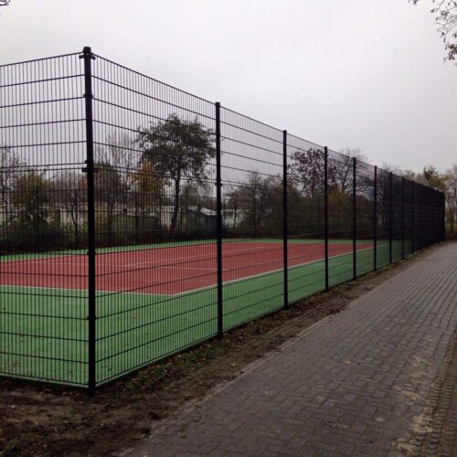 Dubbelstaafmat hekwerk 40 dsm hekwerk rondom een tenniscourt.