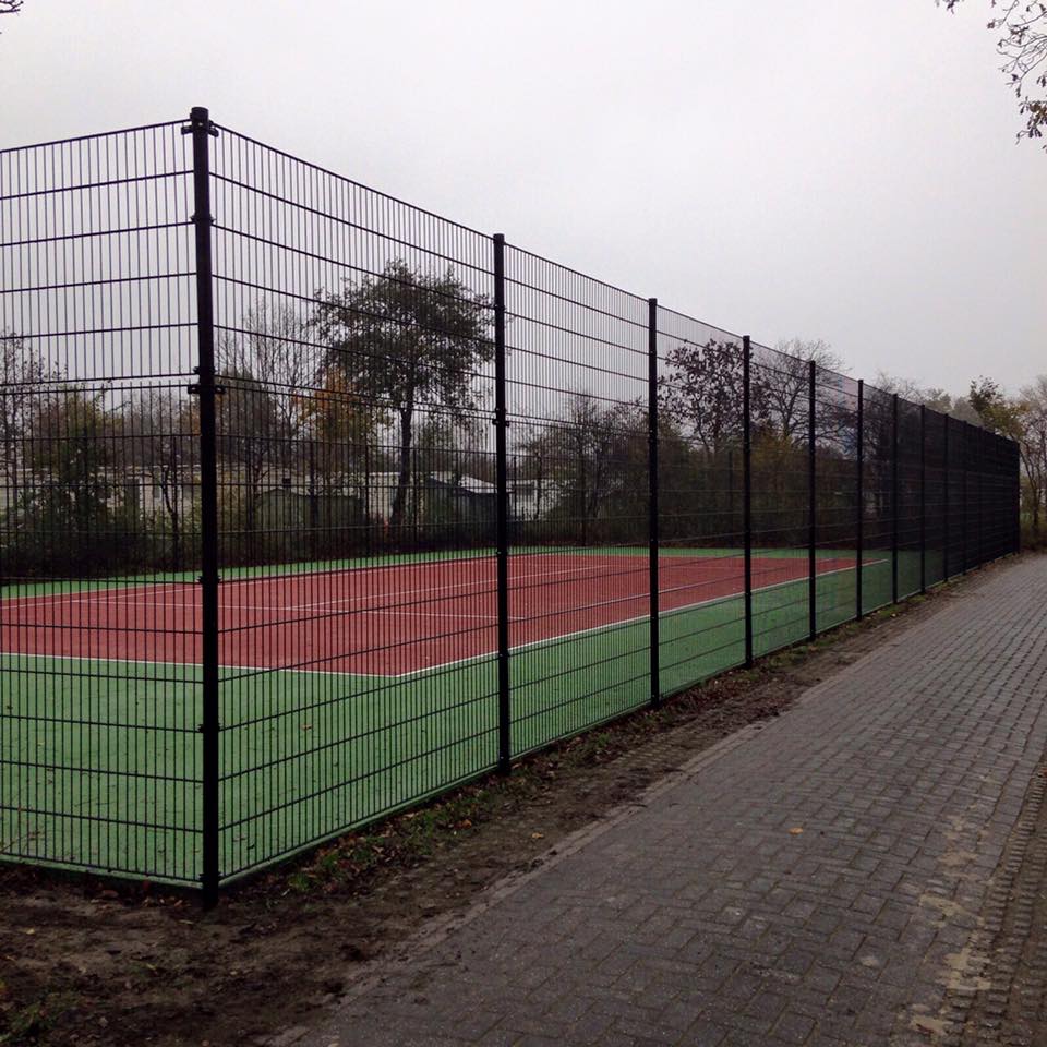Dubbelstaafmat hekwerk 17 dsm hekwerk rondom een tenniscourt.